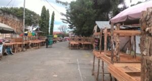 Direvitalisasi, Pedagang Pasar Soak Bato Palembang Berjualan Dipinggir Jalan