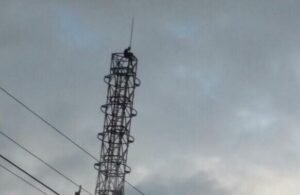 Pemuda ini Nekad Panjat Tower Setinggi 75 Meter