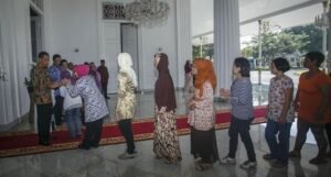 Warga Antre Jabat Tangan Jokowi di Gedung Agung Yogyakarta