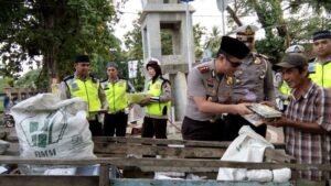 Kapolres OKI, Bagi-bagi Kita Suci Alquran