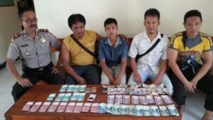 Polisi Bekuk Pengedar Uang Palsu Saat Berbelanja