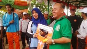 Jalan Santai Pemkab PALI Susan dan Anton Dapatkan Doorprize Sepeda Motor