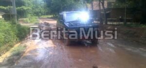 Belum Setahun, Jalan Desa Sumbu Sari Rusak Parah. Kok Bisa!