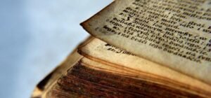 Dongeng Kucing Bersepatu yang Tertunda Lebih dari Seabad