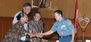 Puspen TNI Terima Piagam Penghargaan Elshinta