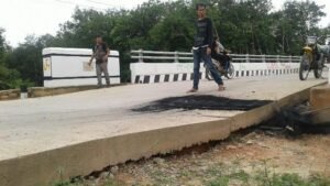 Baru Berumur Dua Bulan Jembatan Sudah Amblas