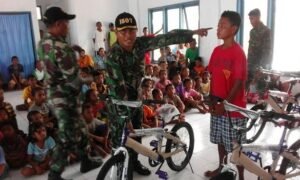 Panglima TNI Berikan Bantuan 20 Sepeda di Pulau Lakor