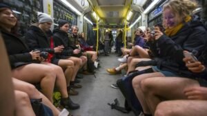 Penumpang Kereta Bawah Tanah di New York Tidak Menggunakan Celana