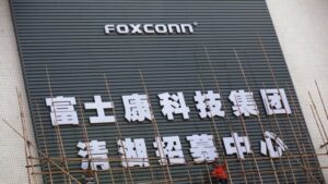 Apple Kurangi Produksi iPhone, Foxconn Pecat Sejumlah Karyawan