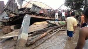 Sungai Lematang Meluap Satu Rumah Ambruk