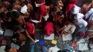 Ratusan Murid SD di Bandung Bubuhkan Cap Tangan Anti-Korupsi