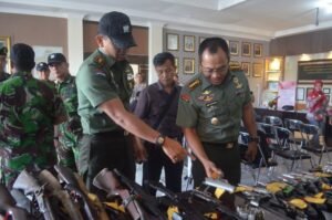 Korem 043/Gatam Serahkan Senjata Api Ilegal ke Polda Lampung