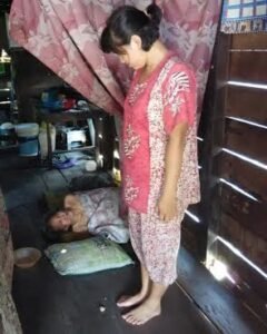Beralaskan Tikar Lusuh, 7 Tahun Nenek Sahma Terbaring Sakit dan Terkurung di Dalam Rumah Kayu &nbsp;&nbsp;