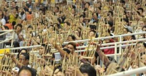 Meriahkan Hari Aksara, 2.500 Guru Main Angklung