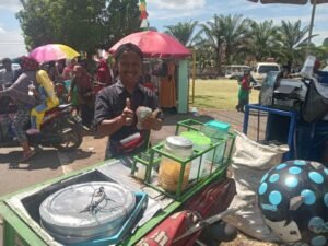 Nonton Lomba HUT RI, Pedagang ES Ketiban Cuan