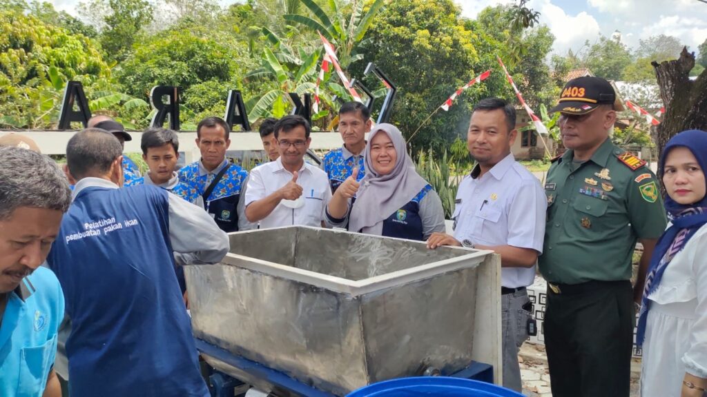 Pemerintah Desa Karang Dapo Latih Warga Produksi Pakan Ternak Sendiri
