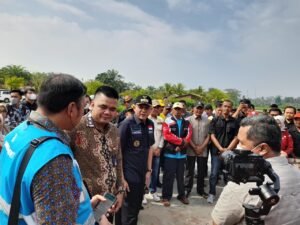 PLN UP3 Ogan Ilir Supply Kelistrikan Pabrik Pakan Ikan di Kampung Patin