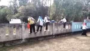 Viral, Guru SMK 3 Kayuagung Panjat Tembok karena Gerbang Sekolah Disegel Ahli Waris