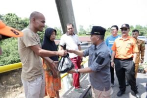 Pj Bupati Apriyadi Sambangi Warga Tanah Abang Terdampak Longsor
