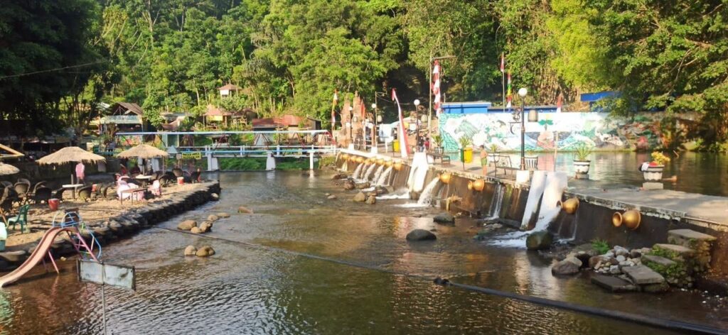 Peduli Lingkungan & UMKM, BRI Peduli Bersihkan Tepi Kali Senjoyo