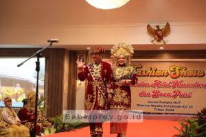 Fashion Show Busana Adat Nusantara Ala Pejabat dan Istrinya