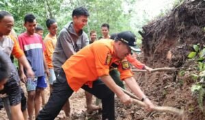 Cik Ujang Ajak Warga Gelorakan Semangat Gotong Royong