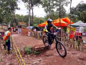 Puluhan Riders Downhill Taklukan Trek Balau Bike Park di Kawasan Tahura