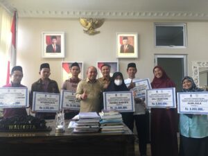 Molen Serahkan Bonus kepada Juara MTQH/STQH Tingkat Provinsi Bangka Belitung