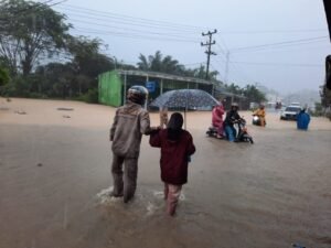 Jalan Terendam Polisi Bantu Warga Melintas di jalan Parit Tiga