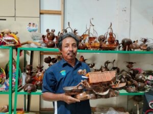 Pria di Mesuji Ini Manfaatkan Limbah Batok Kelapa menjadi Berbagai Kerajinan