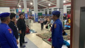 Pasca Pembatalan Penyeberangan, Ratusan Penumpang Nginap di Gedung Terminal