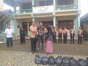 Kwaran Pramuka Sungailiat Salurkan Paket Sembako Kepada Masyarakat