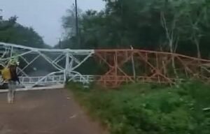 Tower Roboh, Akses Jalan Poros Desa Riding Lumpuh Total