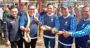Buka Palembang PET Festival 2023, Sekda Palembang Photo dengan Ular