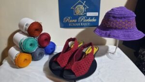 Kisah Ni Nyoman Sri Darwati Perajut Sepatu dan Sandal