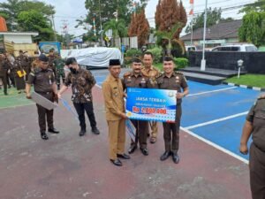 Wujudkan Sinergi, Kejari OKI Beri Penghargaan kepada Staf Terbaik