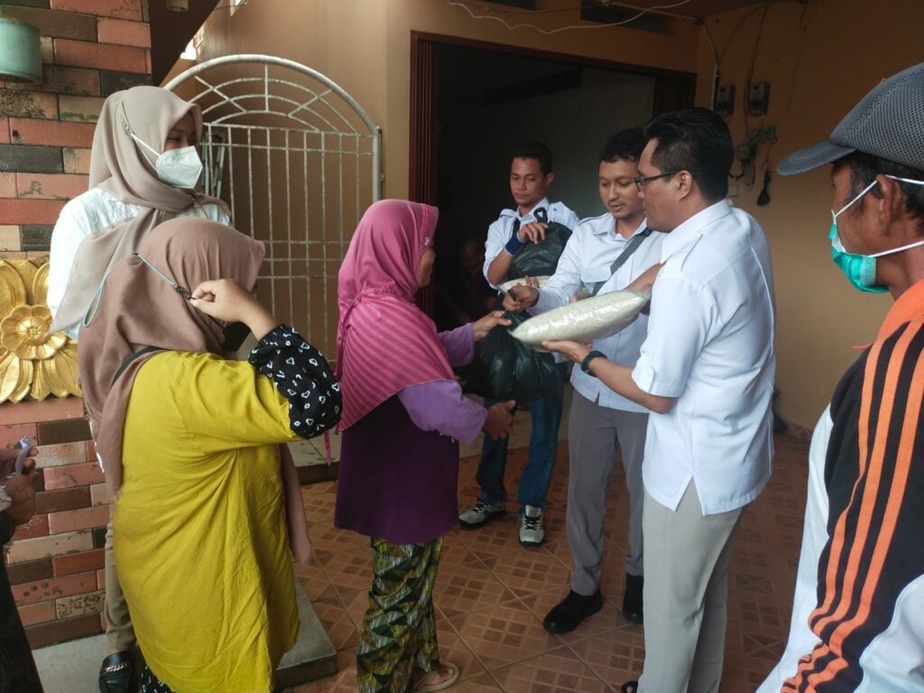Bangun Jaya Bagikan 150 Paket Sembako ke Janda dan Duda di Kelurahan Sriwijaya