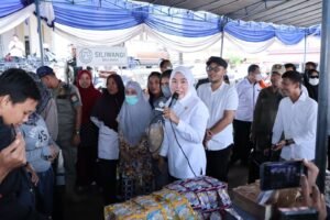 Bagikan Minyak dan Telur, Fitri Tanyakan Nama Walikota Palembang ke Warga