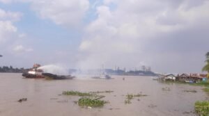 Kapal Jukung Bawa Beras 38 Ton Dilalap Si Jago Merah di Perairan Sungai Musi