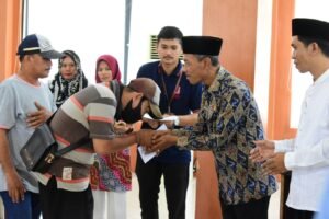 Ratusan Petugas Kebersihan di OKI Terima Zakat