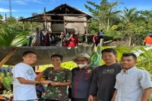 Ratu Dewa Benahi Rumah Warga yang Roboh di Gandus  &nbsp;