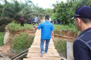 Pj Bupati Apriyadi Tinjau Jembatan Ambruk Akibat Longsor