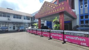 Smartfren Beri Bantuan Pembatas Jalan di Palembang