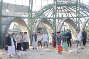 Sekda Mie Go dan Rombongan Tinjau Pembangunan Masjid Agung Kubah Timah