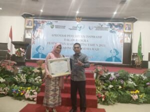 GURU Honorer OKI Terima Penghargaan Perempuan Inspiratif di Sumsel