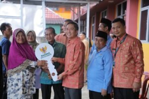 Sumringah, Rukesi Terima Kunci Rumah Beton Secara Simbolis dari Sekda Palembang