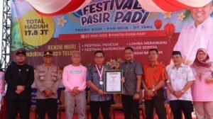 Pecahkan Rekor Muri, 3.500 Butir Telur Berdiri di Pantai Pasir Padi